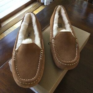 Ugg Ansley Slippers. Size 5. New in box.